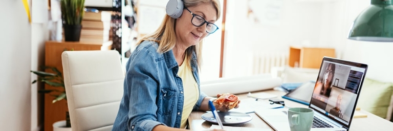 Productivité des employés : Le débat sur le travail hybride