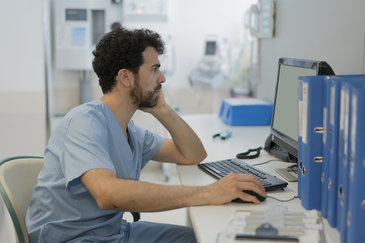 employé hopital qui utilise un intranet
